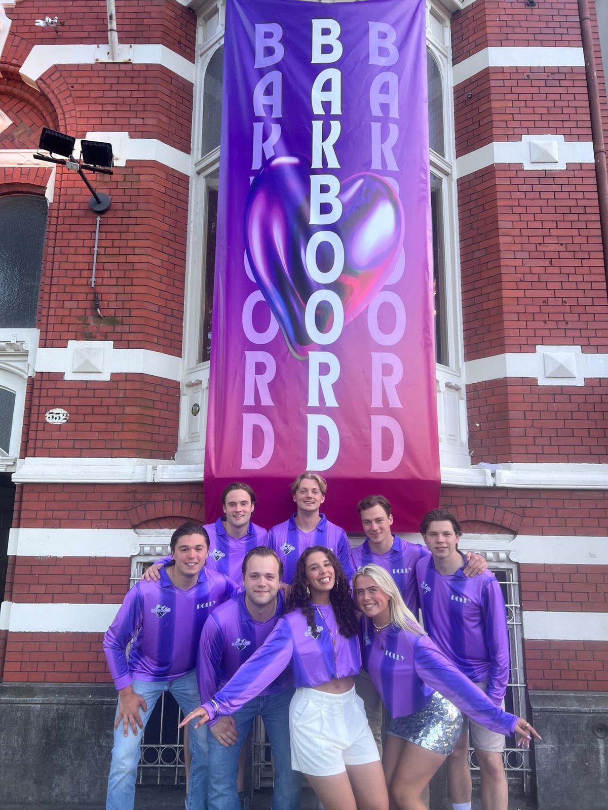 Groep in paarse longsleeve jerseys voor een studentenevent