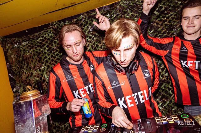 DJ's in oranje-zwart gestreepte eventjersey