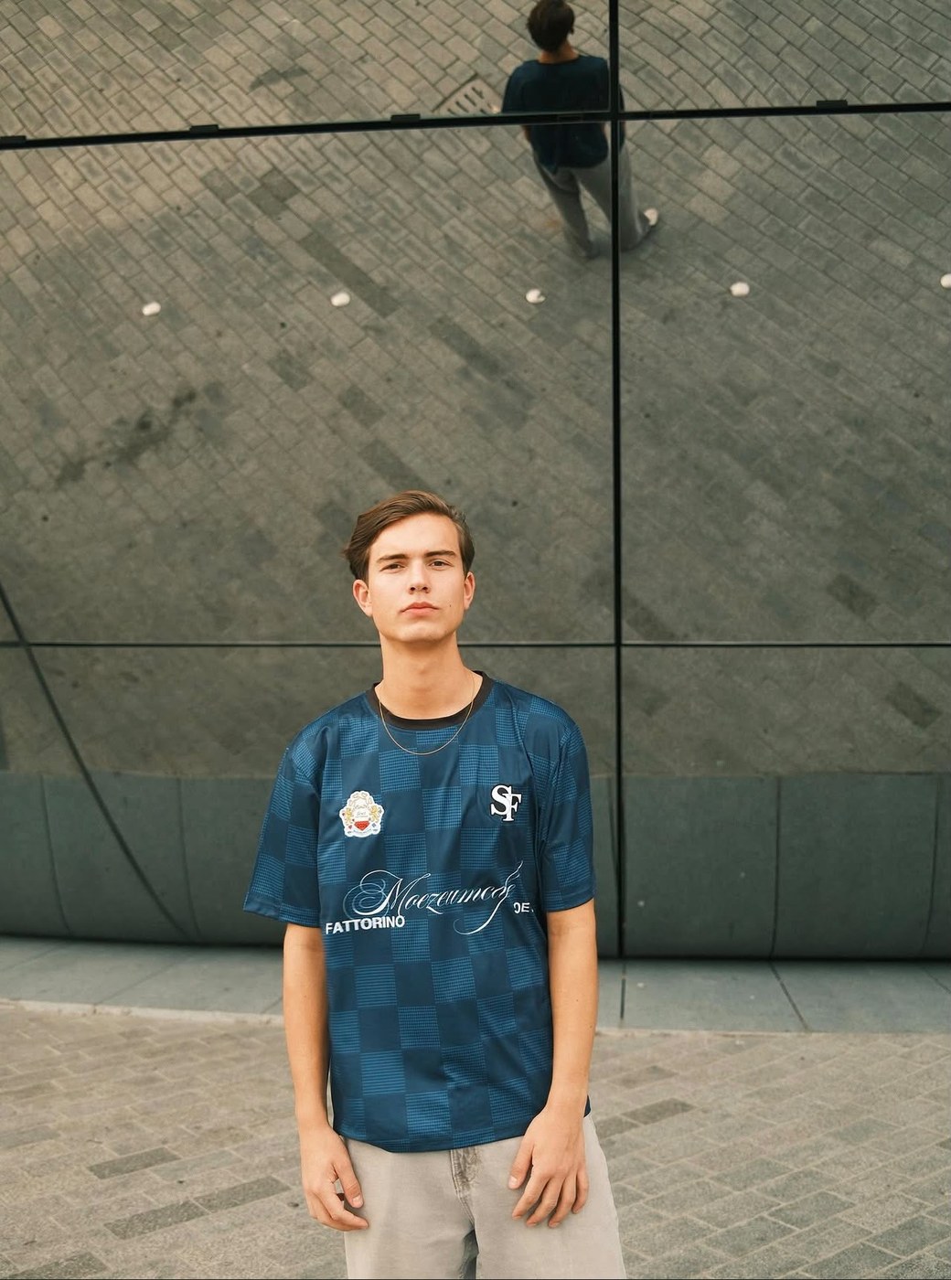 Persoon in custom Moezeumcafé Fattorino jersey