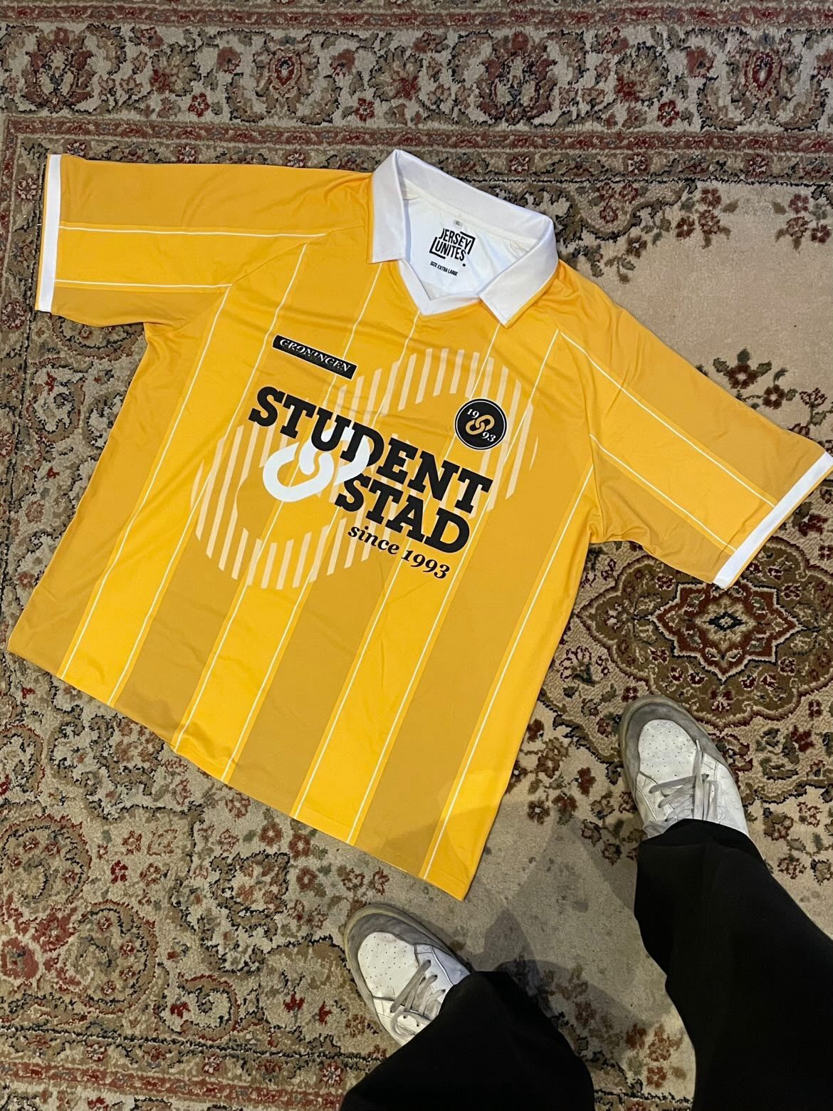 Gele jersey met het logo van studentenvereniging Student & Stad
